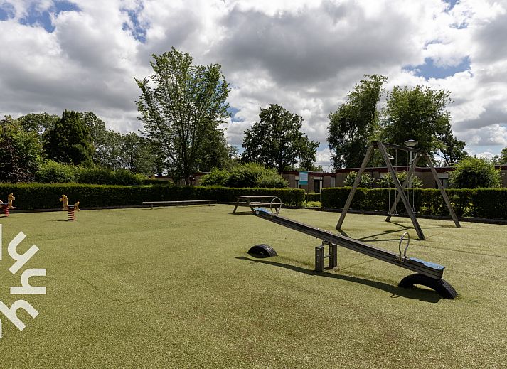 Spielplatz am Ferienhaus FR1000 in Lemmer, ideal fuer Kinder an den friesischen Seen.