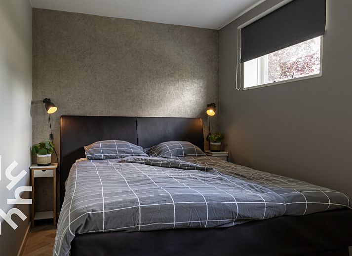 Attraktives Schlafzimmer im Ferienhaus FR1000, Lemmer, ideal fuer einen erholsamen Aufenthalt.