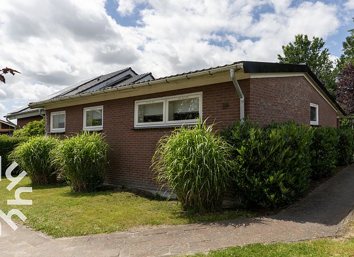 Modernes Badezimmer im Ferienhaus FR1000, Lemmer, mit Dusche und Waschbecken.