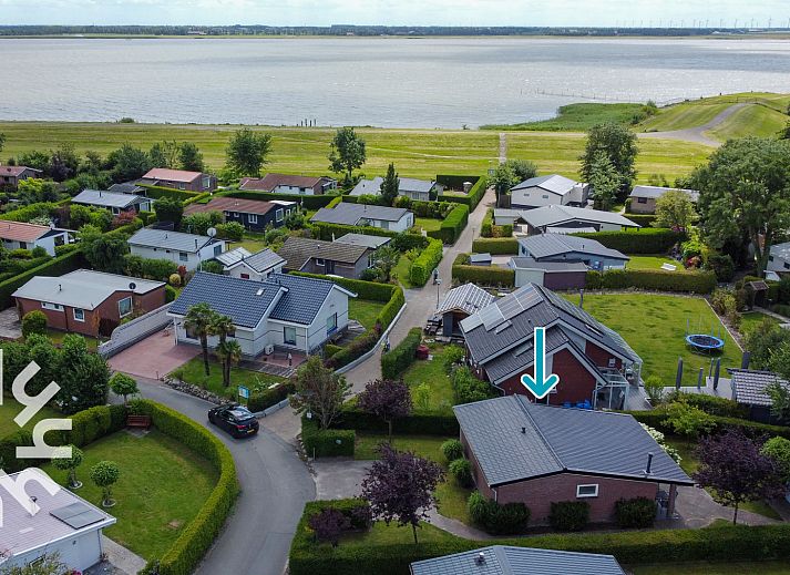 Modernes Badezimmer im Ferienhaus FR1000, Lemmer, mit Dusche und Waschbecken.