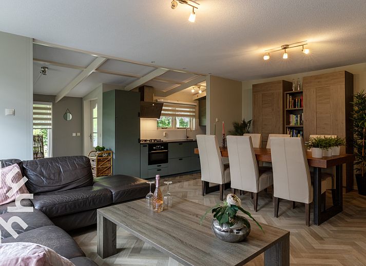 Modernes Badezimmer im Ferienhaus FR1000, Lemmer, mit Dusche und Waschbecken.