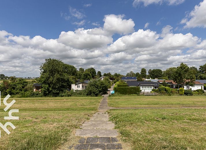 Modernes Badezimmer im Ferienhaus FR1000, Lemmer, mit Dusche und Waschbecken.