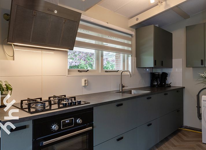 Modernes Badezimmer im Ferienhaus FR1000, Lemmer, mit Dusche und Waschbecken.