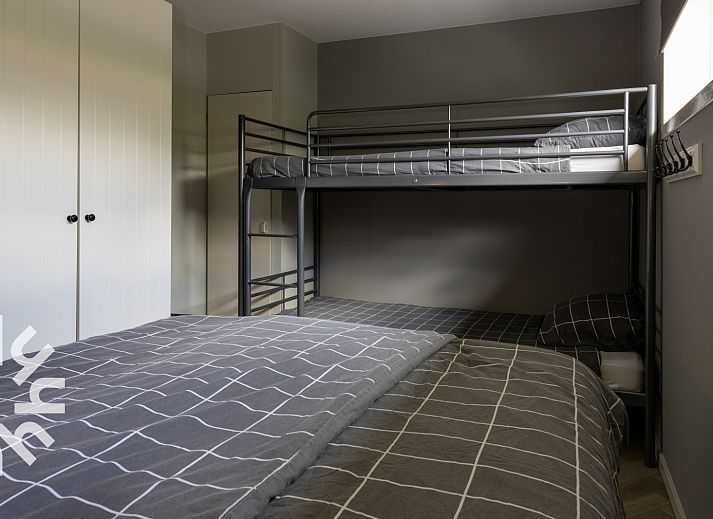 Gemuetliches Sitzen auf der Terrasse des Ferienhauses FR1000 in Lemmer, umgeben von Blumen.