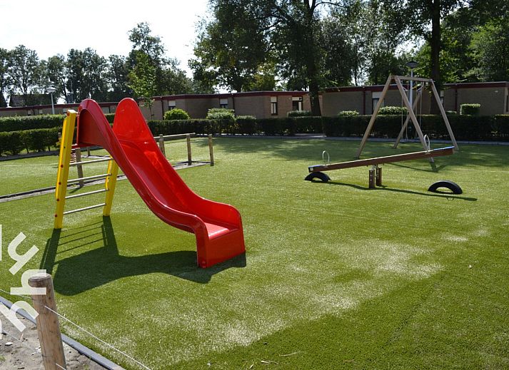 Gezellige slaapkamer in FR095 vakantiehuis Lemmer, perfect voor een ontspannen verblijf aan het IJsselmeer.