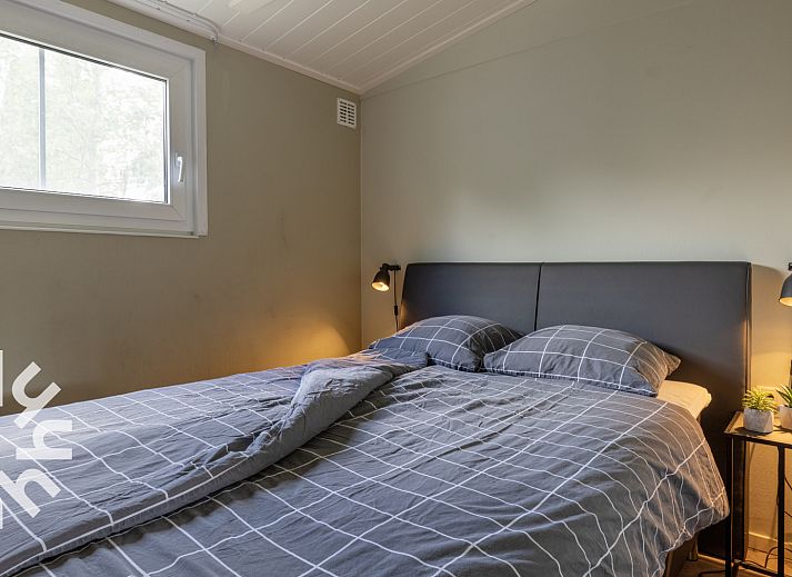 Gezellige slaapkamer in FR095 vakantiehuis Lemmer, perfect voor een ontspannen verblijf aan het IJsselmeer.