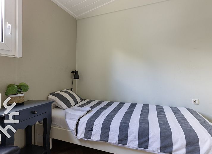 Gezellige slaapkamer in FR095 vakantiehuis Lemmer, perfect voor een ontspannen verblijf aan het IJsselmeer.