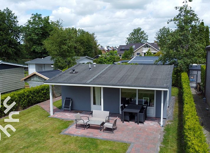 Ruim terras bij FR095 vakantiehuis in Lemmer, ideaal voor buiten dineren aan de Friese meren.