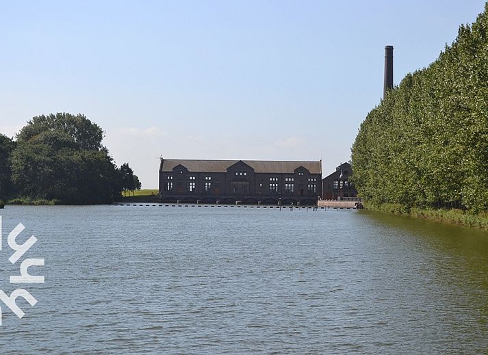 Ruim terras bij FR095 vakantiehuis in Lemmer, ideaal voor buiten dineren aan de Friese meren.