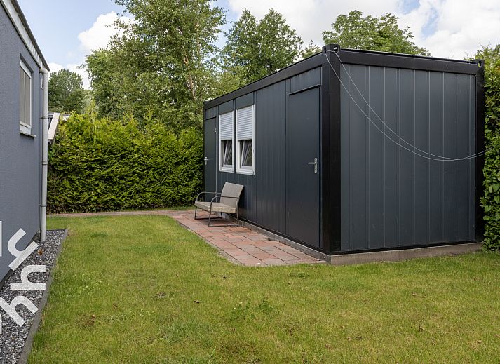 Luchtfoto van FR095 vakantiehuis in Lemmer met tuin, nabij het IJsselmeer en Friese meren.