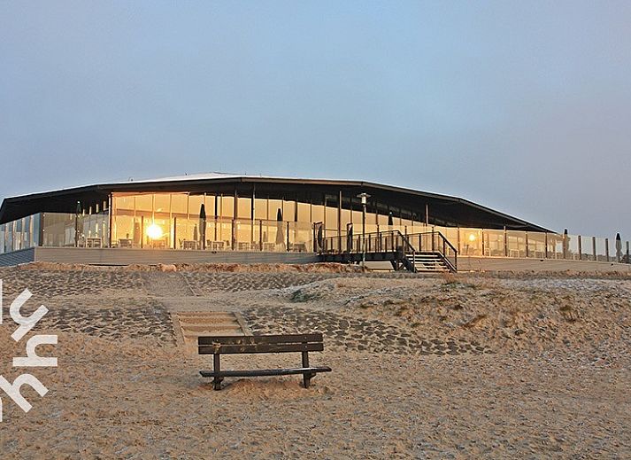 Moderne woonkamer in FR095 vakantiehuis Lemmer met flatscreen tv, aan het IJsselmeer, Friese meren.