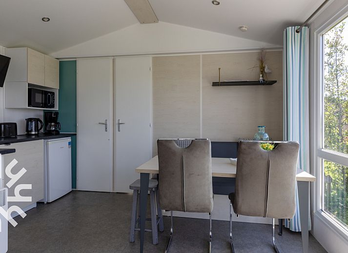 Gemuetliche Veranda des Ferienhauses FR358 in Lemmer, ideal zum Entspannen.