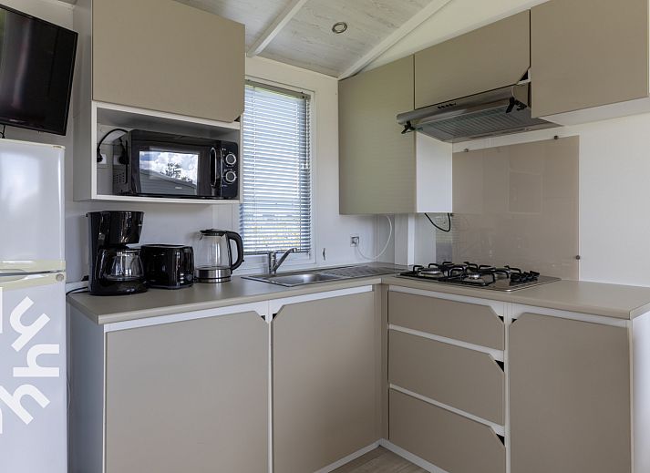 Schlafzimmer mit zwei Betten im Ferienhaus FR360 in Lemmer, Friesische Seen.