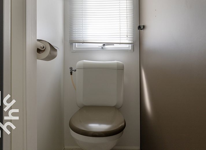 Schlafzimmer mit zwei Betten im Ferienhaus FR360 in Lemmer, Friesische Seen.