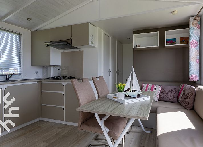 Schlafzimmer mit zwei Betten im Ferienhaus FR360 in Lemmer, Friesische Seen.