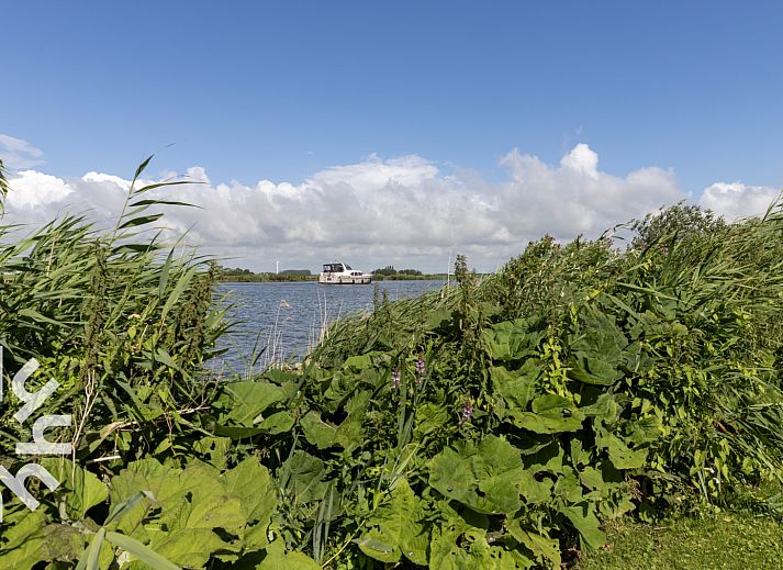 Schlafzimmer mit zwei Betten im Ferienhaus FR360 in Lemmer, Friesische Seen.