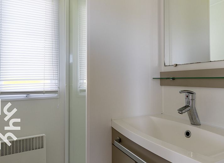 Modernes Badezimmer im Ferienhaus FR360, gelegen in Lemmer am IJsselmeer.