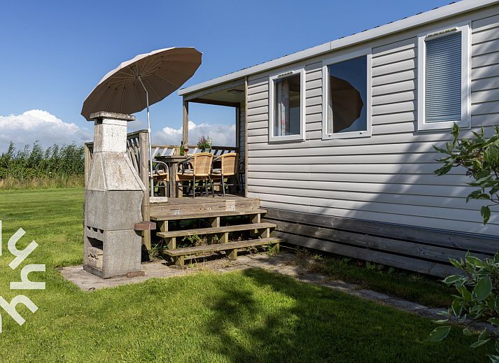 Terrasse des Ferienhauses FR360 in Lemmer mit Blick auf die friesischen Seen.