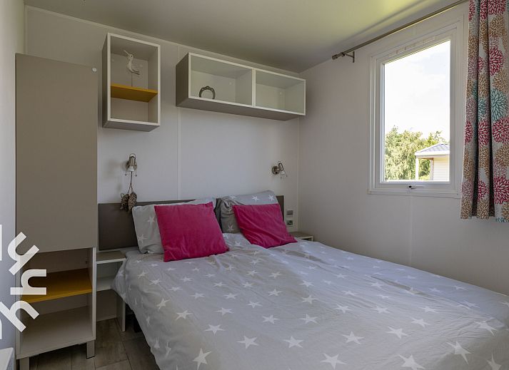 Luftaufnahme des Ferienhauses FR360 in Lemmer, umgeben von Natur und Wasser.