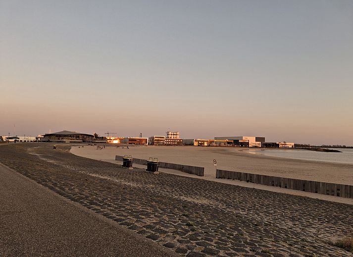 Gemuetliche Veranda des Ferienhauses FR452 in Lemmer, ideal zum Entspannen am IJsselmeer.