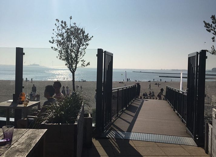 Gemuetliche Veranda des Ferienhauses FR452 in Lemmer, ideal zum Entspannen am IJsselmeer.