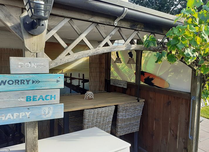 Der grosse Garten des Ferienhauses FR452 in Lemmer ist ideal fuer Aktivitaeten im Freien am IJsselmeer.