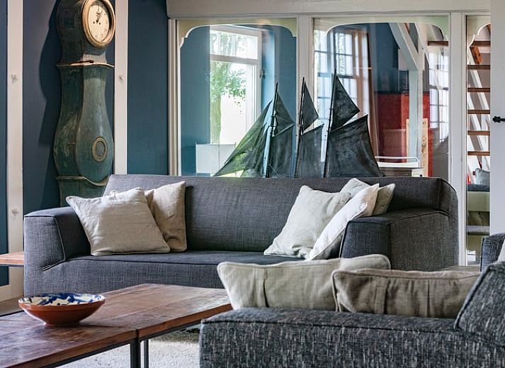 Ruime binnenruimte in Vakantiehuisje in Piaam met houten balken en moderne inrichting, gelegen aan het IJsselmeer.