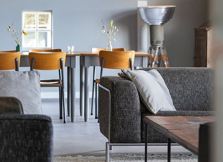 Buitenkant van Vakantiehuisje in Piaam omgeven door groene natuur en bomen, ideaal voor een ontspannen verblijf aan de Friese meren.