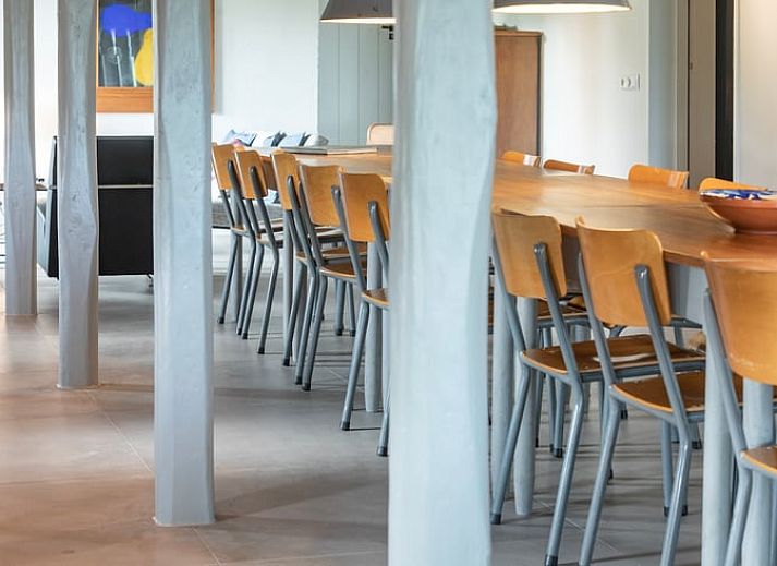 Grote eetzaal in Vakantiehuisje in Piaam met lange houten tafels, perfect voor groepsdiners aan de Friese meren.