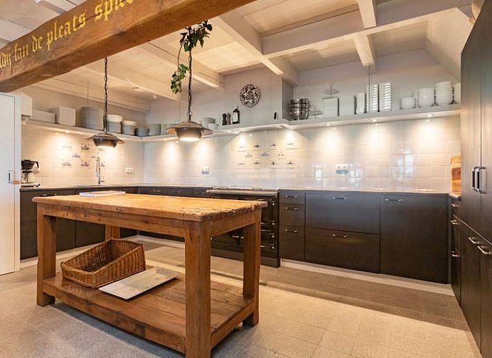 Gezellige zithoek in Vakantiehuisje in Piaam met comfortabele banken, ideaal voor ontspanning aan het IJsselmeer.