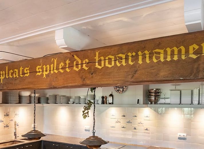 Gezellige zithoek in Vakantiehuisje in Piaam met comfortabele banken, ideaal voor ontspanning aan het IJsselmeer.