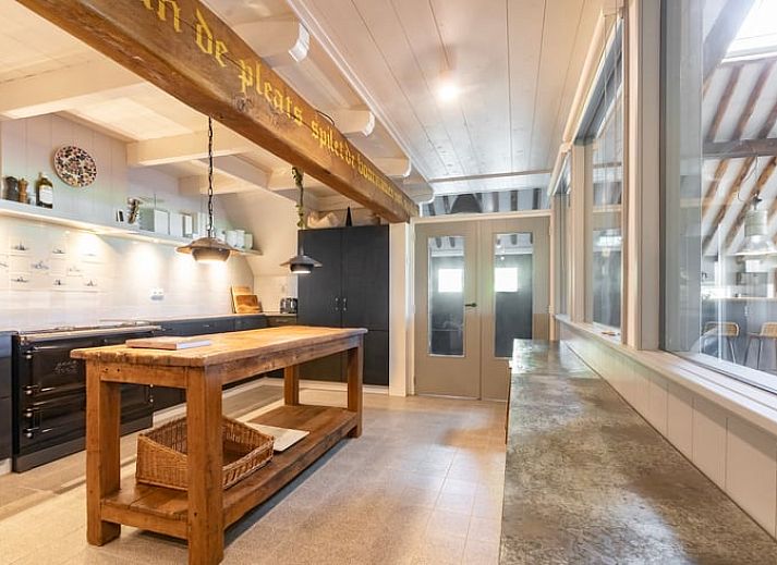 Gezellige zithoek in Vakantiehuisje in Piaam met comfortabele banken, ideaal voor ontspanning aan het IJsselmeer.