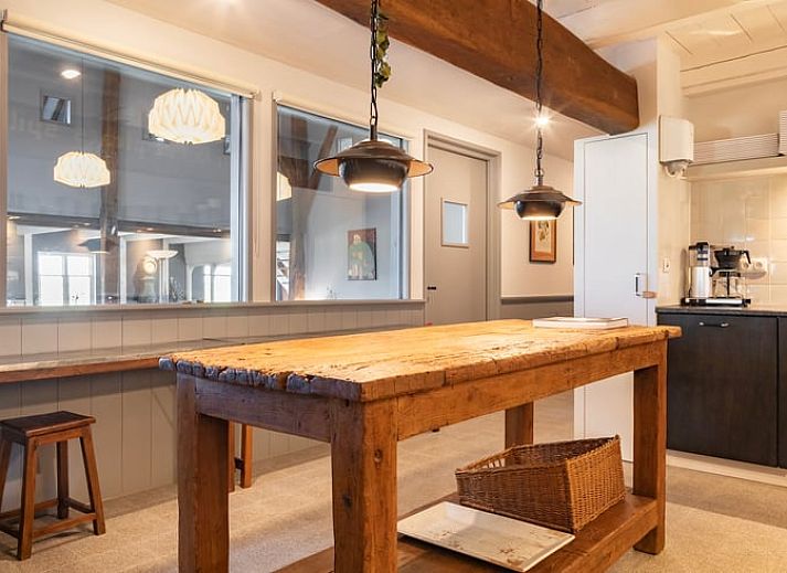 Gezellige zithoek in Vakantiehuisje in Piaam met comfortabele banken, ideaal voor ontspanning aan het IJsselmeer.