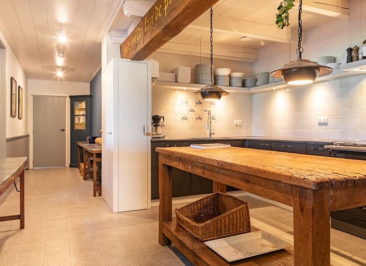 Lichte en ruime woonkamer in Vakantiehuisje in Piaam met piano, ideaal voor muzikale avonden aan de Friese meren.