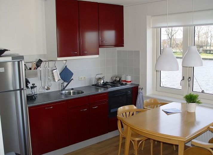 Tuulikki vakantiehuis in Warns aan het IJsselmeer met uitzicht op water en houten gevel.