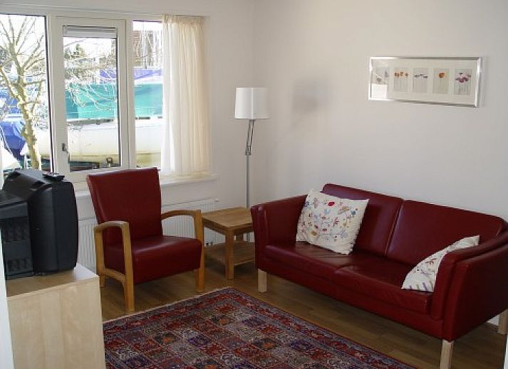 Tuulikki vakantiehuis in Warns aan het IJsselmeer met uitzicht op water en houten gevel.