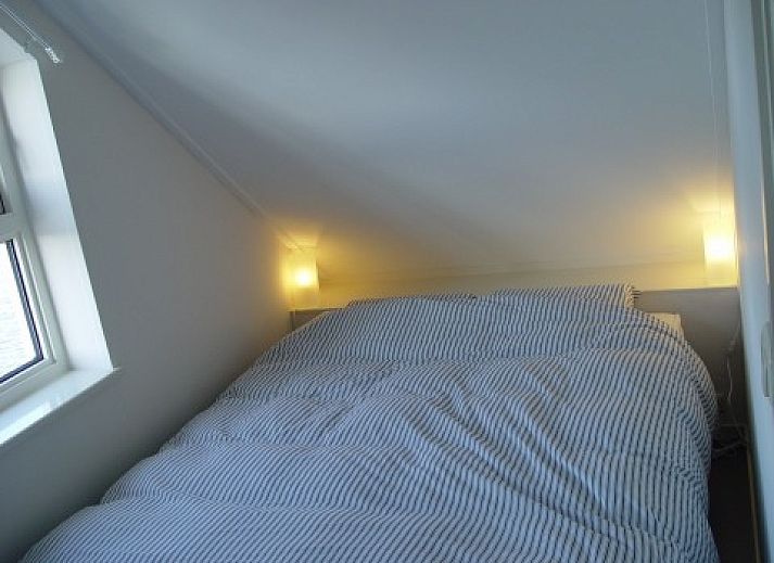 Tuulikki vakantiehuis in Warns aan het IJsselmeer met uitzicht op water en houten gevel.