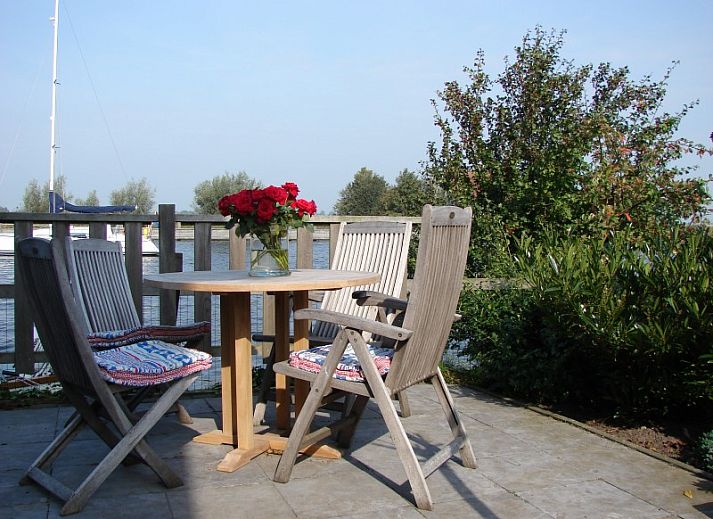 Moderne keuken in Tuulikki vakantiehuis Warns, Friese meren, met uitzicht op het water.