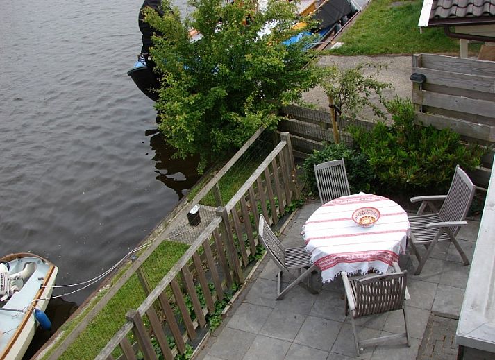 Moderne keuken in Tuulikki vakantiehuis Warns, Friese meren, met uitzicht op het water.