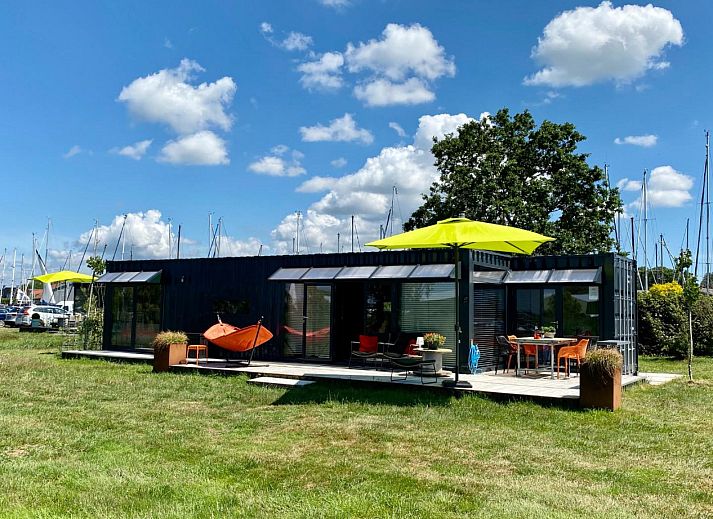 FR058 Ferienhaus in Warns, IJsselmeer, mit grosser Veranda und gruener Umgebung.