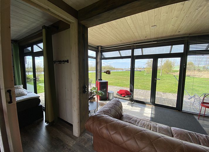 FR058 Ferienhaus in Warns, IJsselmeer, mit grosser Veranda und gruener Umgebung.