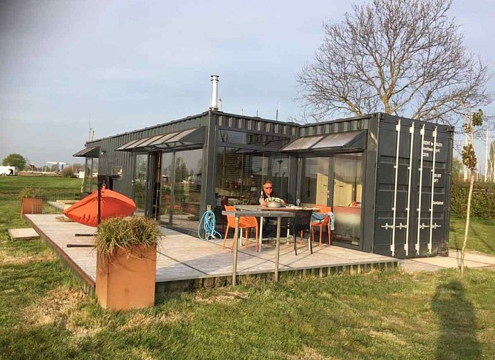 Terrasse des Ferienhauses FR058 in Warns, Friesische Seen, mit bequemer Haengematte.