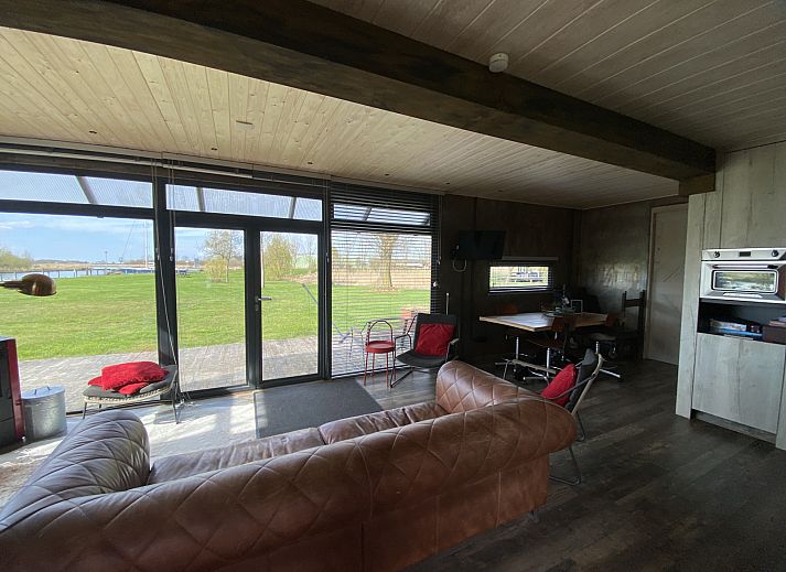 Gemuetlicher Innenbereich der Ferienwohnung FR058 in Warns, mit Blick auf das IJsselmeer.