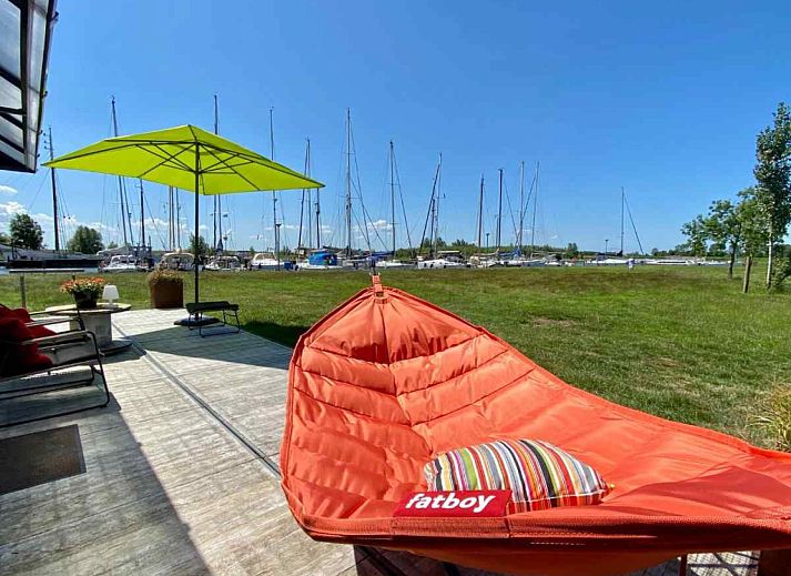 Gemuetlicher Innenbereich der Ferienwohnung FR058 in Warns, mit Blick auf das IJsselmeer.