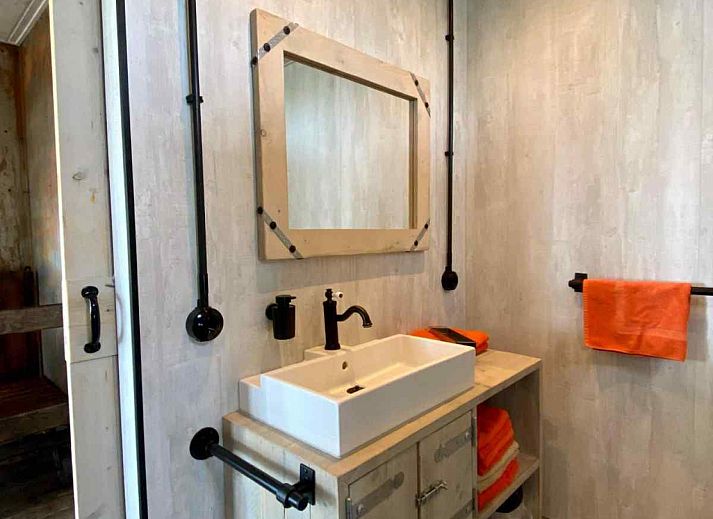 Moderne Kueche im Ferienhaus FR058, Warns, mit rotem SMEG-Kuehlschrank.