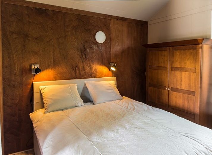 Charmante glamping lodge in Warns met veranda, ideaal voor een verblijf aan het IJsselmeer en de Friese meren.