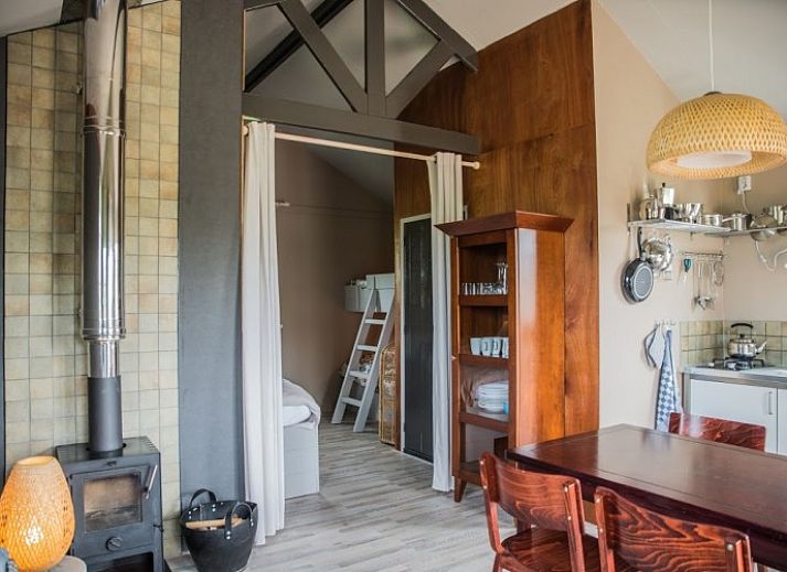 Charmante glamping lodge in Warns met veranda, ideaal voor een verblijf aan het IJsselmeer en de Friese meren.