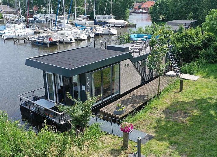 Verblijf 061209 • Vakantiewoning IJsselmeer • Unieke 4 persoons House boat in de jachthaven van Warns 