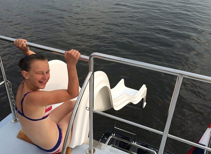 Verlichte avondzicht op Vakantiehuis in Warns, een drijvende vakantiewoning aan de Friese meren.