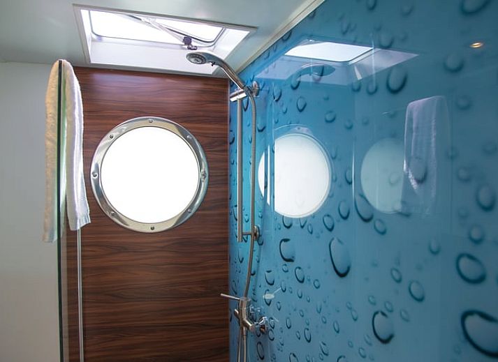 Verlichte avondzicht op Vakantiehuis in Warns, een drijvende vakantiewoning aan de Friese meren.